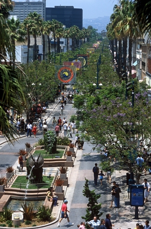 3rd St Promenade. Image by M. Caine courtesy of Santa Monica's CVB.