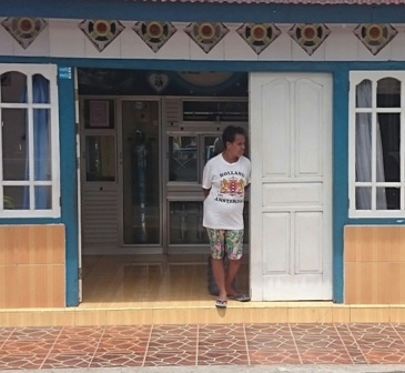 Haria Saparua man in doorway